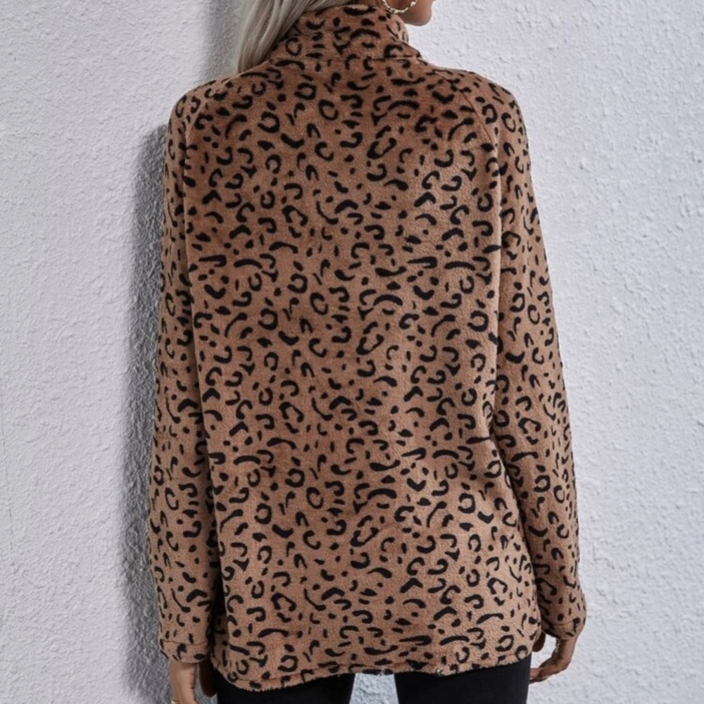 🆕LAST ONE🛍Leopard Fleece Snap Collar Pullover - Picture 3 of 4